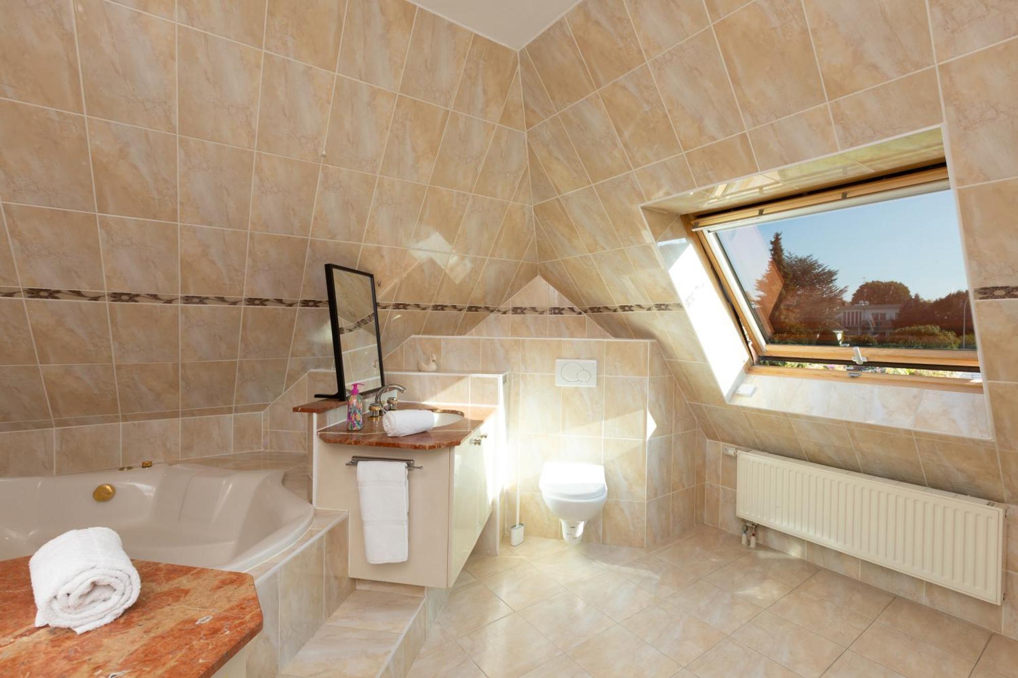 Gites Spa Strasbourg - Villa Ours - Spa Prive, Sauna, Borne D'Arcade, Babyfoot Ittenheim エクステリア 写真